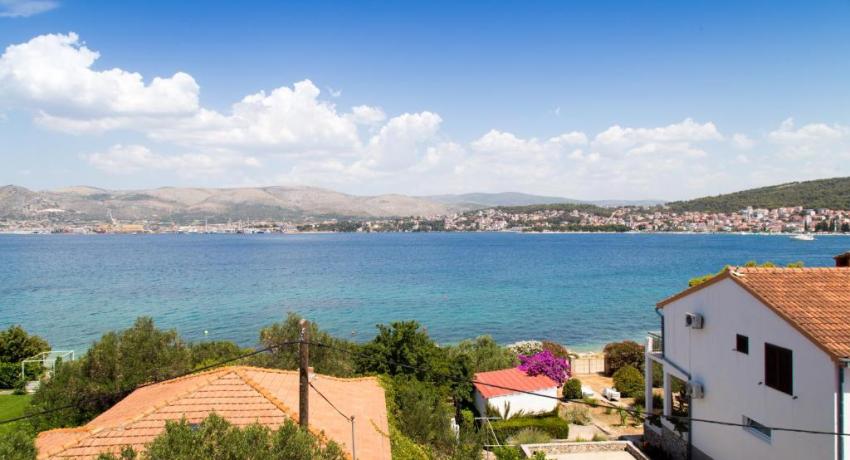 Beachfront house Olbia 📍9 Planikovica VI, 21223 Trogir, Croatie