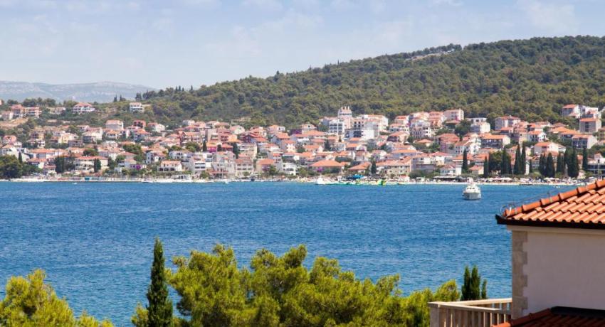 Beachfront house Olbia 📍9 Planikovica VI, 21223 Trogir, Croatie