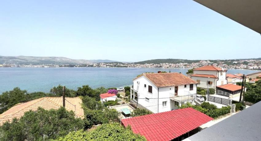 Beachfront house Olbia 📍9 Planikovica VI, 21223 Trogir, Croatie