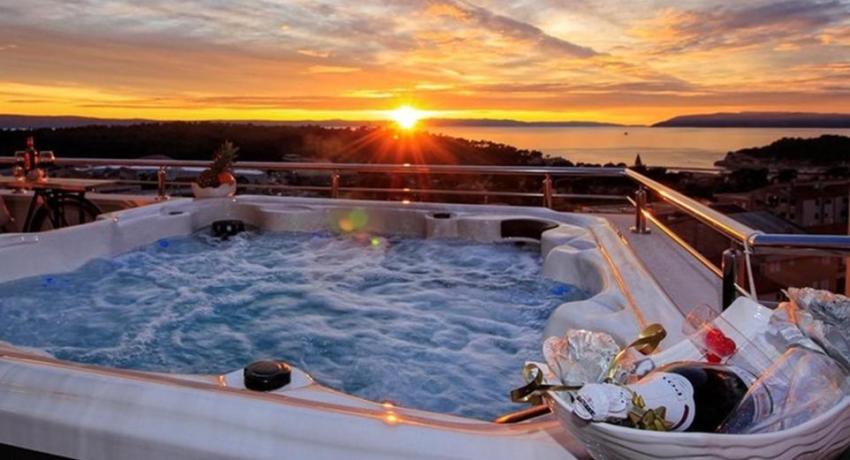 FUX LUXURY rooftop terrace JACUZZI & BBQ