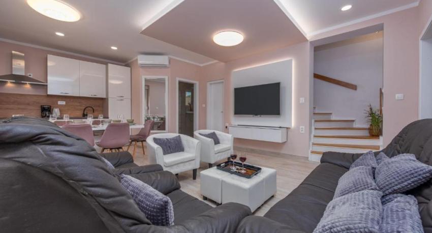 Villa Lungomare with private pool