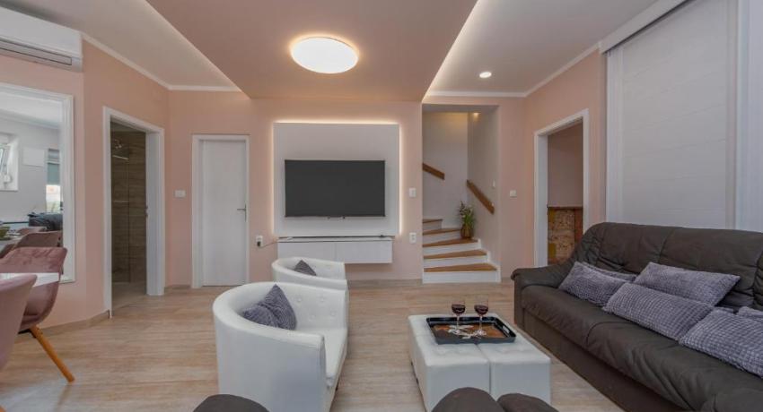 Villa Lungomare with private pool
