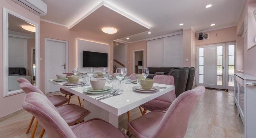 Villa Lungomare with private pool
