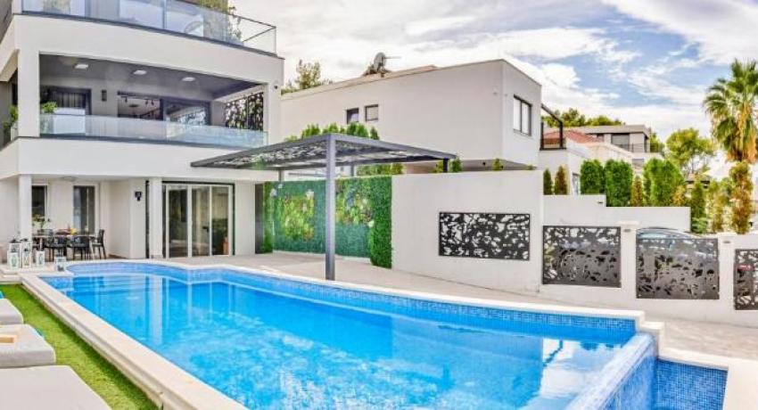 De luxe Villa Palace Al Nera 2 swimming pools at sea 📍Planikovica VII, 21223 Trogir, Croatie
