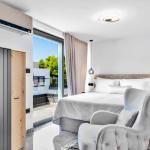 De luxe Villa Palace Al Nera 2 swimming pools at sea 📍Planikovica VII, 21223 Trogir, Croatie