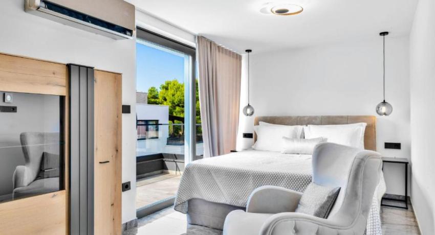 De luxe Villa Palace Al Nera 2 swimming pools at sea 📍Planikovica VII, 21223 Trogir, Croatie
