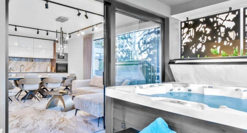 De luxe Villa Palace Al Nera 2 swimming pools at sea 📍Planikovica VII, 21223 Trogir, Croatie