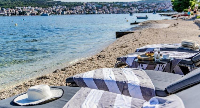 De luxe Villa Palace Al Nera 2 swimming pools at sea 📍Planikovica VII, 21223 Trogir, Croatie