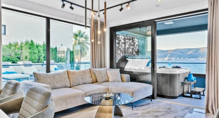 De luxe Villa Palace Al Nera 2 swimming pools at sea 📍Planikovica VII, 21223 Trogir, Croatie