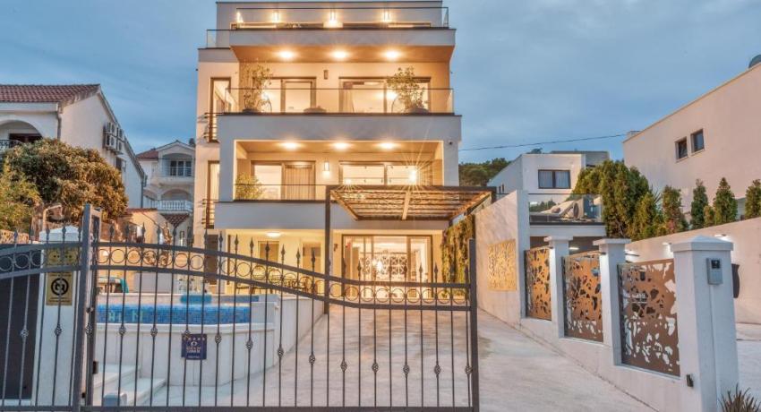 De luxe Villa Palace Al Nera 2 swimming pools at sea 📍Planikovica VII, 21223 Trogir, Croatie
