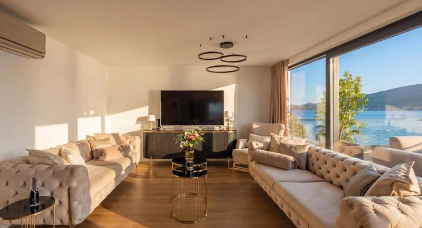 De luxe Villa Palace Al Nera 2 swimming pools at sea 📍Planikovica VII, 21223 Trogir, Croatie