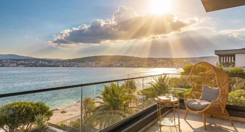 De luxe Villa Palace Al Nera 2 swimming pools at sea 📍Planikovica VII, 21223 Trogir, Croatie