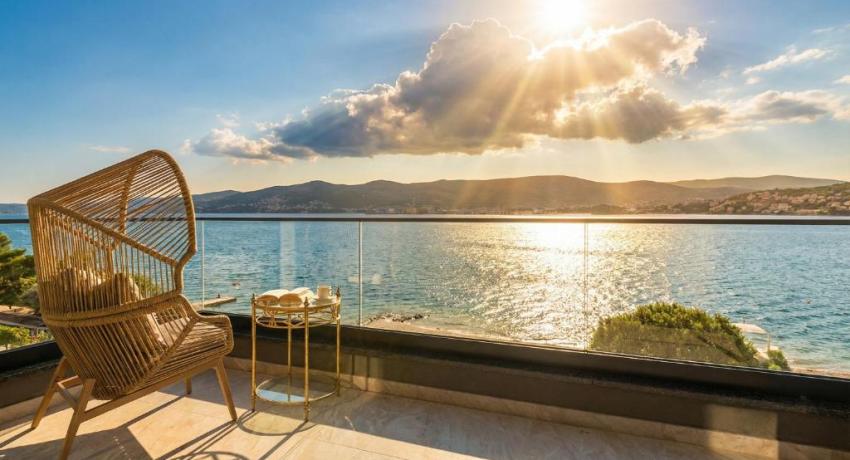 De luxe Villa Palace Al Nera 2 swimming pools at sea 📍Planikovica VII, 21223 Trogir, Croatie