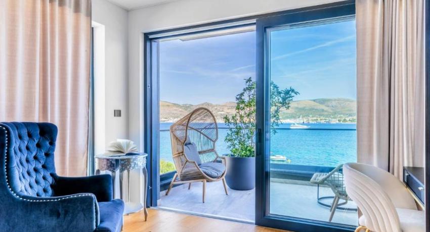 De luxe Villa Palace Al Nera 2 swimming pools at sea 📍Planikovica VII, 21223 Trogir, Croatie