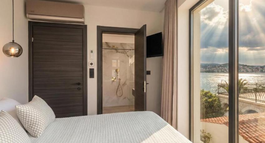 De luxe Villa Palace Al Nera 2 swimming pools at sea 📍Planikovica VII, 21223 Trogir, Croatie
