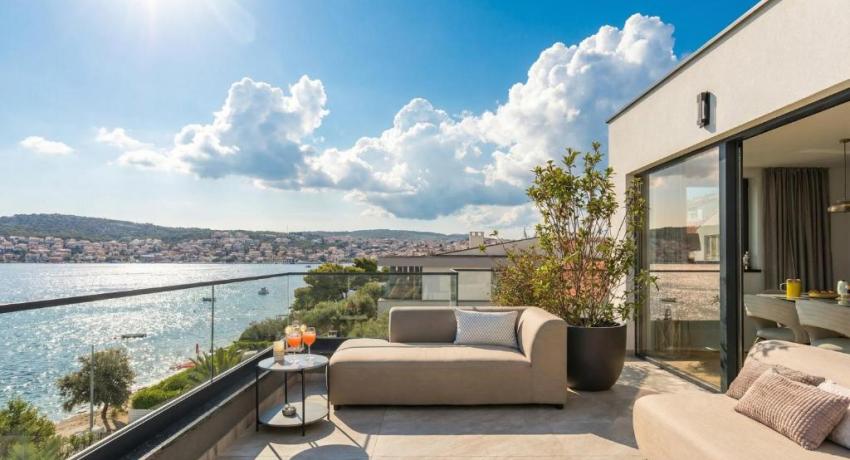 De luxe Villa Palace Al Nera 2 swimming pools at sea 📍Planikovica VII, 21223 Trogir, Croatie