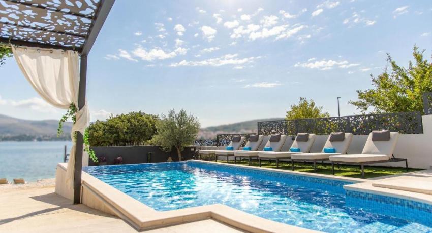 De luxe Villa Palace Al Nera 2 swimming pools at sea 📍Planikovica VII, 21223 Trogir, Croatie