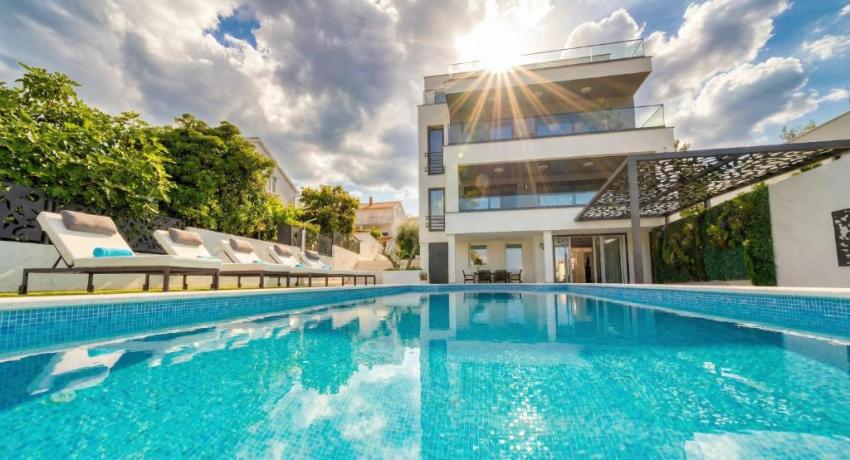 De luxe Villa Palace Al Nera 2 swimming pools at sea 📍Planikovica VII, 21223 Trogir, Croatie