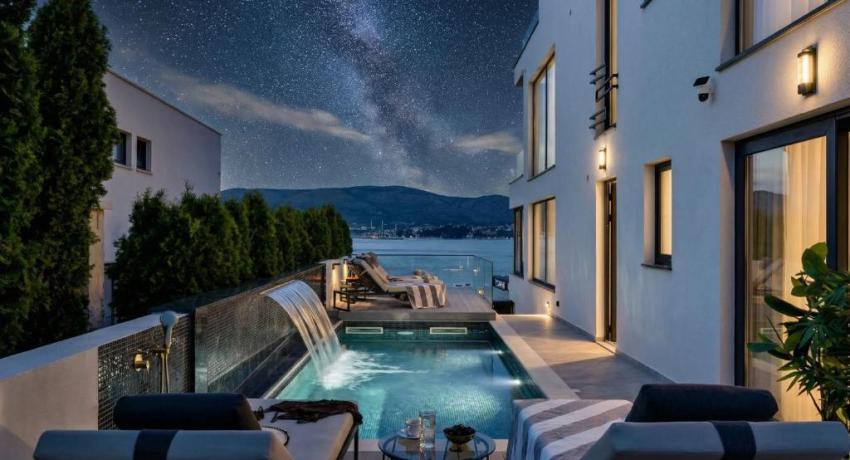De luxe Villa Palace Al Nera 2 swimming pools at sea 📍Planikovica VII, 21223 Trogir, Croatie