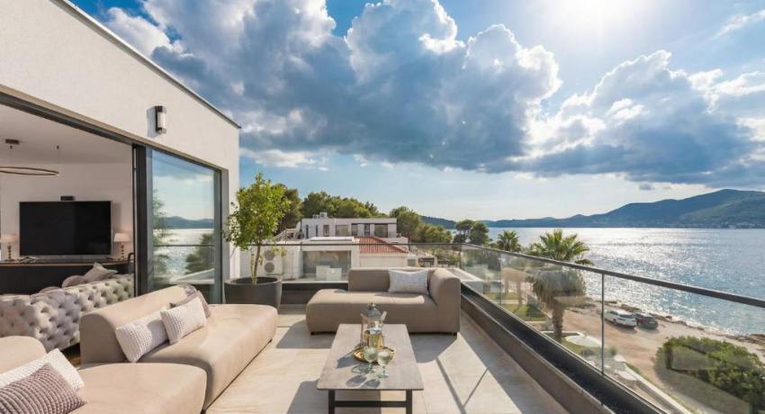 De luxe Villa Palace Al Nera 2 swimming pools at sea 📍Planikovica VII, 21223 Trogir, Croatie