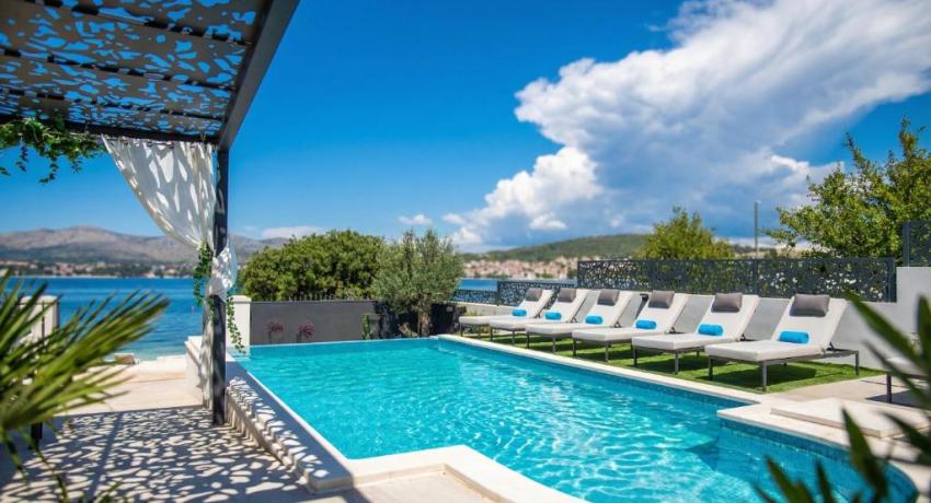 De luxe Villa Palace Al Nera 2 swimming pools at sea 📍Planikovica VII, 21223 Trogir, Croatie