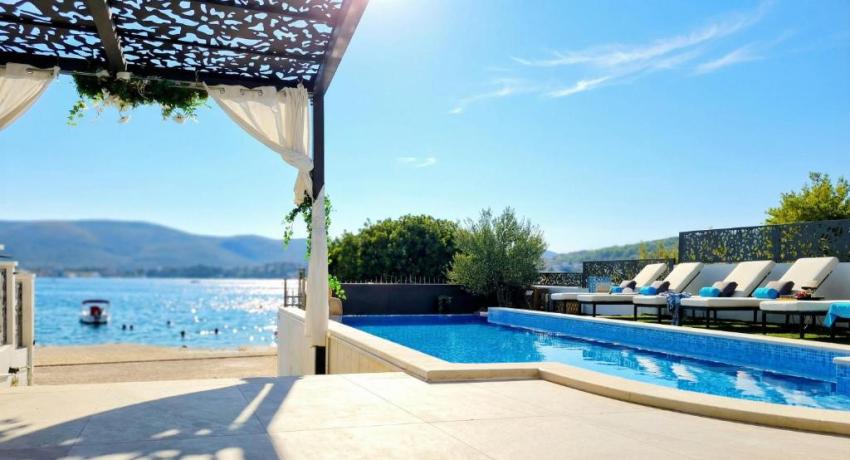 De luxe Villa Palace Al Nera 2 swimming pools at sea 📍Planikovica VII, 21223 Trogir, Croatie