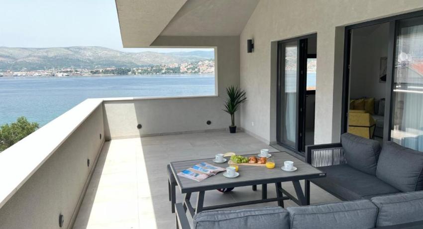 Beachfront house Olbia 📍9 Planikovica VI, 21223 Trogir, Croatie