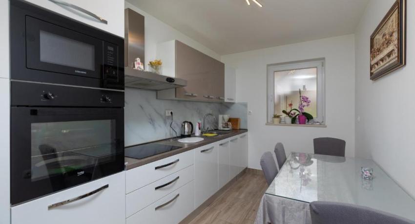 Apartments with parking space Stanici, Omis - 11421 📍 21310 Celina, Croatie