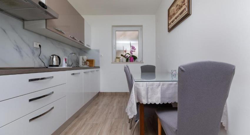 Apartments with parking space Stanici, Omis - 11421 📍 21310 Celina, Croatie