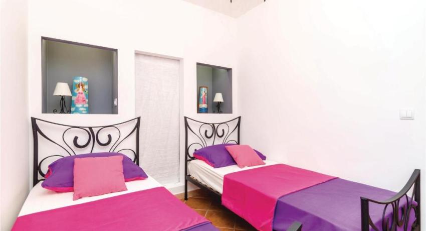 Two-Bedroom Apartment In Ratac📍 20232 Orašac, Croatie