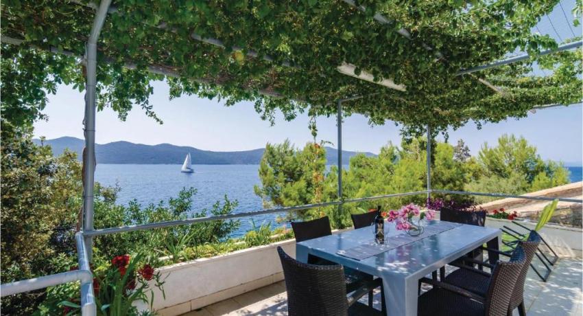 Two-Bedroom Apartment In Ratac📍 20232 Orašac, Croatie