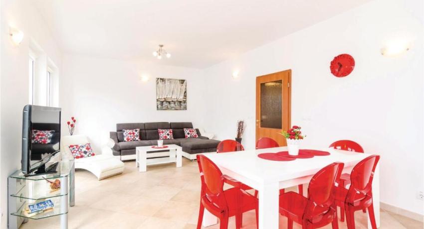 Two-Bedroom Apartment In Ratac📍 20232 Orašac, Croatie