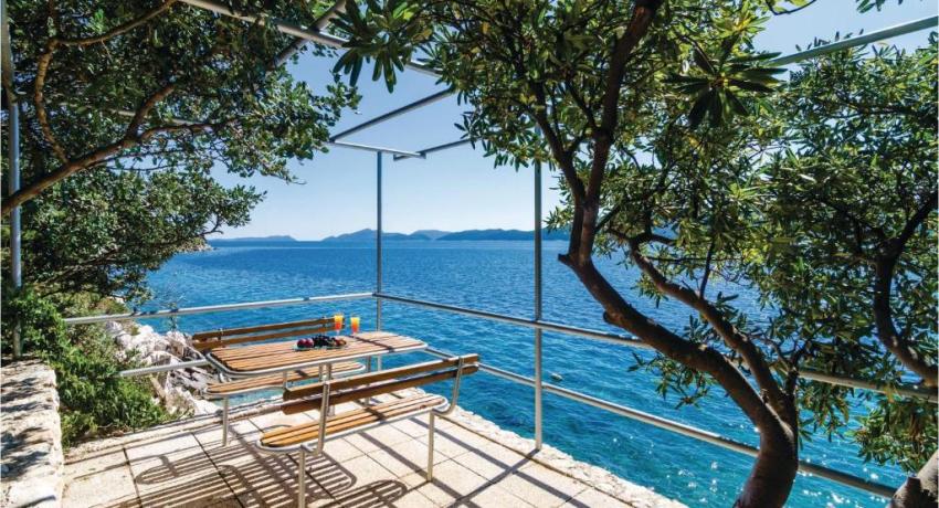 Two-Bedroom Apartment In Ratac📍 20232 Orašac, Croatie